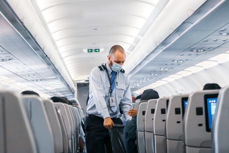 <strong>What Is A Flight Attendant And What Does He/She Do?</strong>