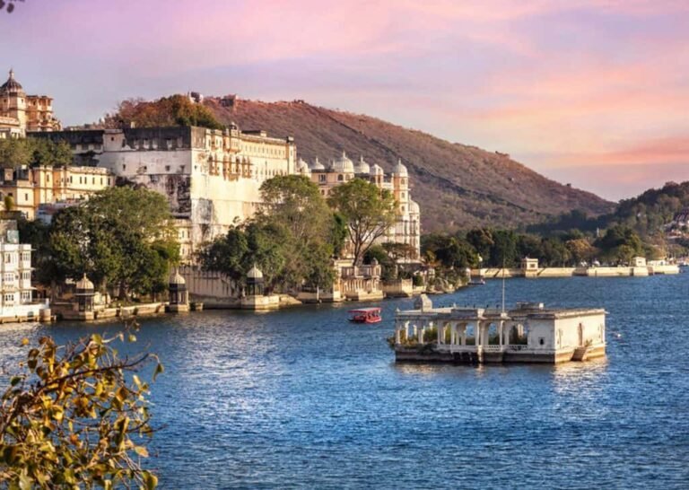 Best Places to Visit on the Udaipur to Jaipur Road in 2024
