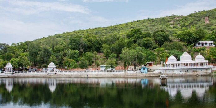 Tempo Traveller in Udaipur